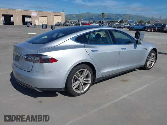 2014 Tesla Model S 60 z VIN 5YJSA1H17EFP43546, wystawiony jako IAAI lot #41896443 z przebiegiem Nie podano mil oraz . Historia ofert i sprzedaży dostępna na DreamBid. Obrazek 4.