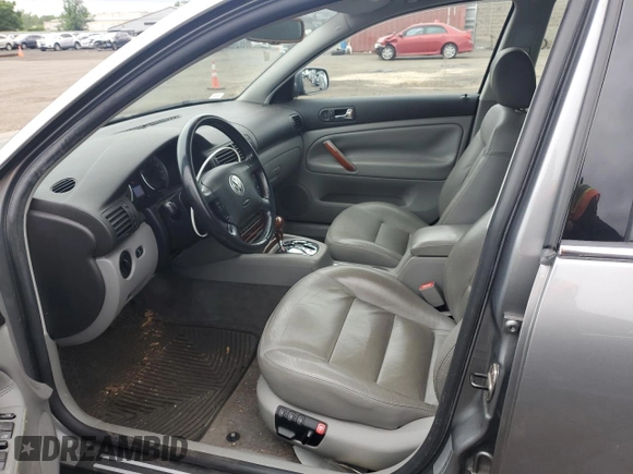 2003 Volkswagen Passat GLX z VIN WVWRH63B73P271889, wystawiony jako Copart lot #57166465 z przebiegiem 56 457 mil mil oraz Szkoda całkowita • Salvage title. Historia ofert i sprzedaży dostępna na DreamBid. Obrazek 7.