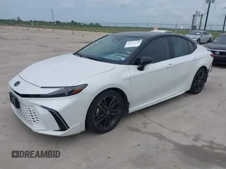 2025 Toyota Camry LE z VIN 4T1DAACK2SU016483, wystawiony jako IAAI lot #42123233 z przebiegiem 19 686 mil mil oraz . Historia ofert i sprzedaży dostępna na DreamBid. Obrazek 18.