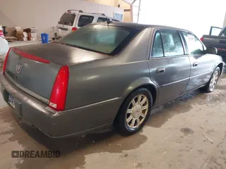 2008 Cadillac DTS 1SA z VIN 1G6KD57Y58U157195, wystawiony jako IAAI lot #41534453 z przebiegiem 199 793 mil mil oraz . Historia ofert i sprzedaży dostępna na DreamBid. Obrazek 4.