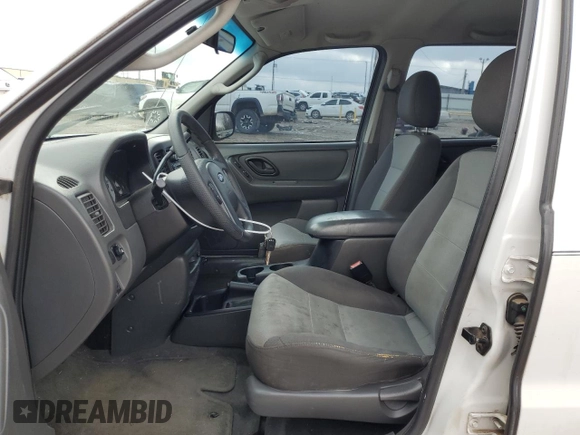 2004 Ford Escape XLS with VIN 1FMYU02144DA18217, listed as a Copart auction lot 43136895 with 135,424 mi miles and Salvage Title. Bid and sale history available at DreamBid. Image 7.