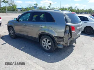 2012 Kia Sorento LX z VIN 5XYKT3A6XCG199254, wystawiony jako IAAI lot #42199700 z przebiegiem 257 644 mil mil oraz . Historia ofert i sprzedaży dostępna na DreamBid. Obrazek 3.