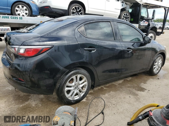 2016 Scion iA z VIN 3MYDLBZV3GY120380, wystawiony jako Copart lot #56506595 z przebiegiem 113 957 mil mil oraz Szkoda całkowita • Salvage title. Historia ofert i sprzedaży dostępna na DreamBid. Obrazek 3.