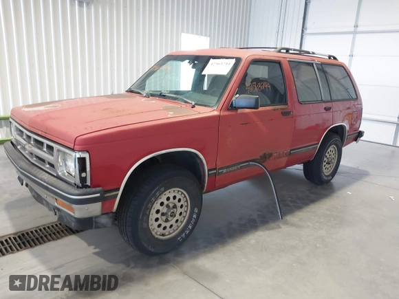 1993 Chevrolet Blazer z VIN 1GNDT13W2P2202181, wystawiony jako IAAI lot #42563244 z przebiegiem 143 439 mil mil oraz . Historia ofert i sprzedaży dostępna na DreamBid. Obrazek 2.