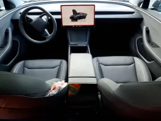 2024 Tesla Model 3 z VIN 5YJ3E1EA7RF826476, wystawiony jako Copart lot #80184564 z przebiegiem 2963 mil mil oraz Szkody całkowita. Historia ofert i sprzedaży dostępna na DreamBid. Obrazek 8.
