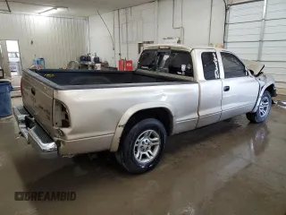 2003 Dodge Dakota SLT z VIN 1D7HL42N63S132141, wystawiony jako Copart lot #56138235 z przebiegiem 219 246 mil mil oraz Szkoda całkowita • Salvage title. Historia ofert i sprzedaży dostępna na DreamBid. Obrazek 3.