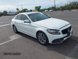 2018 Mercedes-Benz C 300 z VIN 55SWF4JB2JU258957, wystawiony jako IAAI lot #42058233 z przebiegiem 61 788 mil mil oraz . Historia ofert i sprzedaży dostępna na DreamBid. Obrazek 1.