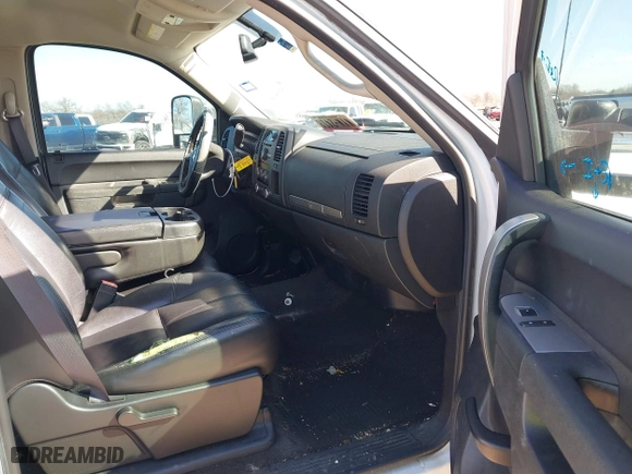 2011 Chevrolet Silverado 2500HD LT with VIN 1GC1CXCG8BF259669, listed as a IAAI auction lot 41710636 with 214,170 mi miles. Bid and sale history available at carsss.com. Image 5.
