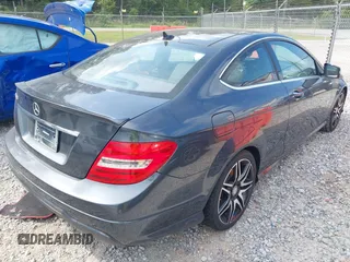 2014 Mercedes-Benz C 250 z VIN WDDGJ4HB9EG224400, wystawiony jako IAAI lot #42054054 z przebiegiem 40 200 mil mil oraz . Historia ofert i sprzedaży dostępna na DreamBid. Obrazek 4.