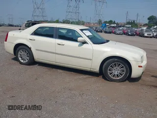 2008 Chrysler 300 LX z VIN 2C3LA43R48H225478, wystawiony jako IAAI lot #42449835 z przebiegiem 168 746 mil mil oraz . Historia ofert i sprzedaży dostępna na DreamBid. Obrazek 1.