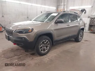2021 Jeep Cherokee Trailhawk z VIN 1C4PJMBX5MD231018, wystawiony jako IAAI lot #42029850 z przebiegiem 66 525 mil mil oraz . Historia ofert i sprzedaży dostępna na DreamBid. Obrazek 2.