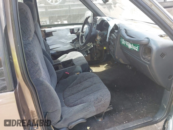 2001 GMC Sonoma SLS 1SG z VIN 1GTCS19W618233257, wystawiony jako IAAI lot #42280417 z przebiegiem 252 392 mil mil oraz . Historia ofert i sprzedaży dostępna na DreamBid. Obrazek 5.