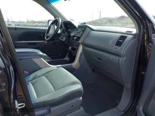 2007 Honda Pilot LX with VIN 5FNYF28117B044692, listed as a IAAI auction lot 42081205 with 173,744 mi miles. Bid and sale history available at carsss.com. Image 5.