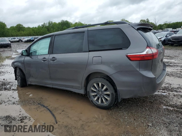 2018 Toyota Sienna LE z VIN 5TDJZ3DC6JS199103, wystawiony jako Copart lot #57821175 z przebiegiem Nie podano mil oraz Szkoda całkowita • Salvage title. Historia ofert i sprzedaży dostępna na DreamBid. Obrazek 2.