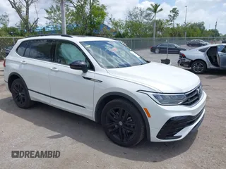 2022 Volkswagen Tiguan SE R-Line Black z VIN 3VVCB7AX5NM138604, wystawiony jako IAAI lot #42104933 z przebiegiem 31 489 mil mil oraz . Historia ofert i sprzedaży dostępna na DreamBid. Obrazek 1.