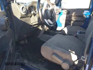 2009 Jeep Wrangler Sahara z VIN 1J4FA54199L722192, wystawiony jako IAAI lot #41619305 z przebiegiem 105 545 mil mil oraz . Historia ofert i sprzedaży dostępna na DreamBid. Obrazek 8.