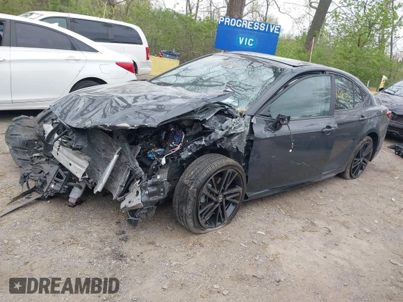 2025 Toyota Camry LE z VIN 4T1DBADK6SU509451, wystawiony jako IAAI lot #42040733 z przebiegiem 22 091 mil mil oraz . Historia ofert i sprzedaży dostępna na DreamBid. Obrazek 2.