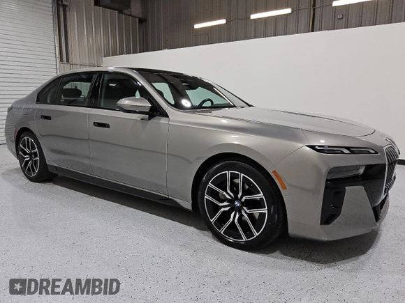 2024 BMW 7 Series 740i xDrive with VIN WBA33EH08RCS18086, listed as a Copart auction lot 54630035 with 18,352 mi miles and Clean Title. Bid and sale history available at carsss.com. Image 4.