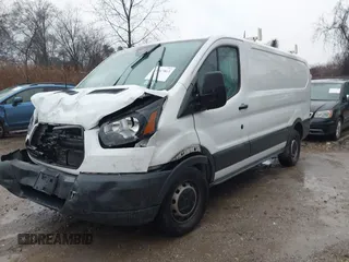 2017 Ford Transit z VIN 1FTYR1ZM2HKA27107, wystawiony jako IAAI lot #41047863 z przebiegiem 87 219 mil mil oraz . Historia ofert i sprzedaży dostępna na DreamBid. Obrazek 2.