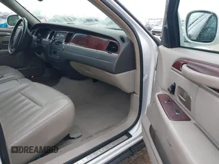 2003 Lincoln Town Car Executive z VIN 1LNHM81W93Y629010, wystawiony jako IAAI lot #41701635 z przebiegiem 247 049 mil mil oraz . Historia ofert i sprzedaży dostępna na DreamBid. Obrazek 5.