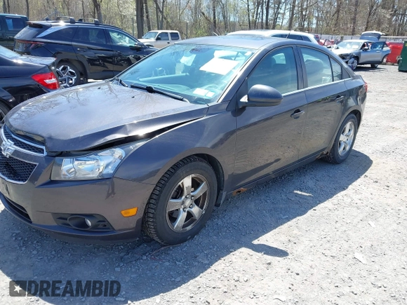 2014 Chevrolet Cruze 1LT z VIN 1G1PC5SB7E7352808, wystawiony jako IAAI lot #42143880 z przebiegiem 111 865 mil mil oraz . Historia ofert i sprzedaży dostępna na DreamBid. Obrazek 2.