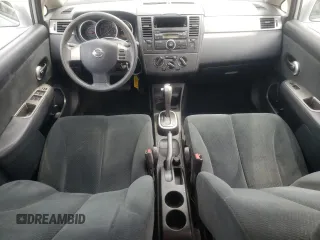2010 Nissan Versa S z VIN 3N1BC1CP8AL454292, wystawiony jako Copart lot #55031695 z przebiegiem 119 095 mil mil oraz Szkoda całkowita • Salvage title. Historia ofert i sprzedaży dostępna na DreamBid. Obrazek 8.