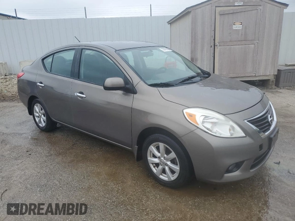 2012 Nissan Versa SV z VIN 3N1CN7AP1CL927523, wystawiony jako Copart lot #58196055 z przebiegiem 156 057 mil mil oraz Nie do naprawy • Non repairable. Historia ofert i sprzedaży dostępna na DreamBid. Obrazek 4.