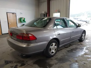 2000 Honda Accord EX z VIN 1HGCG1657YA053433, wystawiony jako IAAI lot #42322643 z przebiegiem 146 517 mil mil oraz . Historia ofert i sprzedaży dostępna na DreamBid. Obrazek 4.