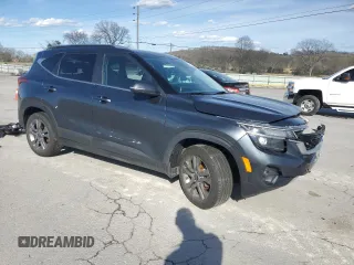 2022 Kia Seltos S z VIN KNDEU2AA5N7260776, wystawiony jako Copart lot #50257145 z przebiegiem 36 131 mil mil oraz Szkody całkowita. Historia ofert i sprzedaży dostępna na DreamBid. Obrazek 4.