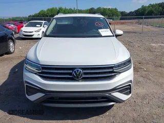 2023 Volkswagen Tiguan SE z VIN 3VVNB7AX9PM121316, wystawiony jako IAAI lot #42138562 z przebiegiem 19 118 mil mil oraz . Historia ofert i sprzedaży dostępna na DreamBid. Obrazek 12.