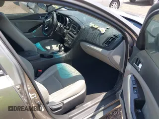 2013 Kia Optima EX z VIN 5XXGN4A7XDG258162, wystawiony jako IAAI lot #42228606 z przebiegiem 129 296 mil mil oraz . Historia ofert i sprzedaży dostępna na DreamBid. Obrazek 5.