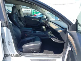 2022 Tesla Model 3 Long Range z VIN 5YJ3E1EB9NF113601, wystawiony jako IAAI lot #42173612 z przebiegiem 95 454 mil mil oraz . Historia ofert i sprzedaży dostępna na DreamBid. Obrazek 5.
