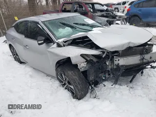 2019 Nissan Maxima Platinum z VIN 1N4AA6AV0KC369253, wystawiony jako IAAI lot #41301984 z przebiegiem 104 866 mil mil oraz . Historia ofert i sprzedaży dostępna na DreamBid. Obrazek 1.