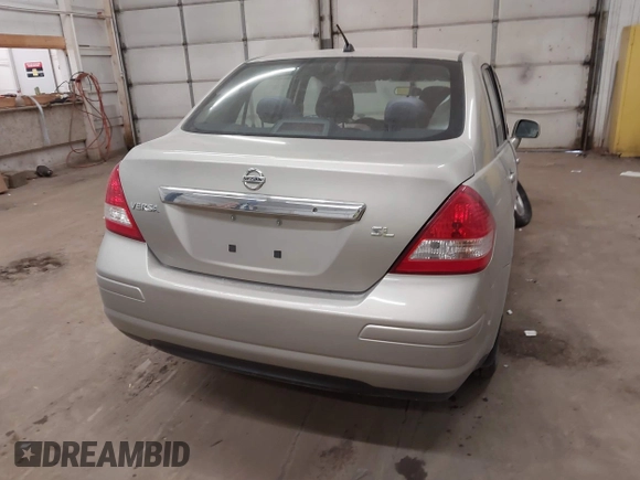 2008 Nissan Versa S z VIN 3N1BC11EX8L360197, wystawiony jako IAAI lot #41382985 z przebiegiem 79 656 mil mil oraz . Historia ofert i sprzedaży dostępna na DreamBid. Obrazek 4.