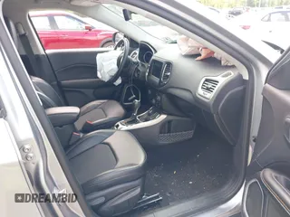 2019 Jeep Compass Latitude z VIN 3C4NJDBB6KT657190, wystawiony jako IAAI lot #42196383 z przebiegiem 55 327 mil mil oraz . Historia ofert i sprzedaży dostępna na DreamBid. Obrazek 5.