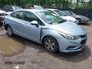 2017 Chevrolet Cruze LS z VIN 1G1BC5SM6H7140949, wystawiony jako IAAI lot #42263359 z przebiegiem 147 893 mil mil oraz . Historia ofert i sprzedaży dostępna na DreamBid. Obrazek 1.