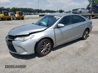 2015 Toyota Camry XLE z VIN 4T1BF1FK9FU992061, wystawiony jako Copart lot #57024895 z przebiegiem Nie podano mil oraz Szkoda całkowita • Salvage title. Historia ofert i sprzedaży dostępna na DreamBid. Obrazek 1.