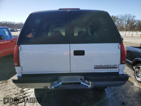 1998 Chevrolet Tahoe z VIN 1GNEK13R8WJ372101, wystawiony jako Copart lot #42957075 z przebiegiem 174 853 mil mil oraz Szkoda całkowita • Salvage title. Historia ofert i sprzedaży dostępna na DreamBid. Obrazek 6.