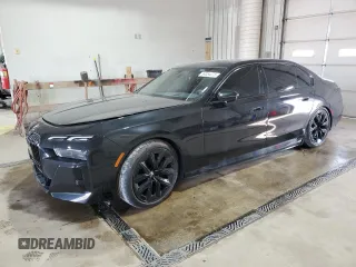 2024 BMW i7 eDrive50 z VIN WBY43EJ04RCR86714, wystawiony jako Copart lot #54054075 z przebiegiem 7 689 mil mil oraz Szkoda całkowita • Salvage title. Historia ofert i sprzedaży dostępna na DreamBid. Obrazek 1.