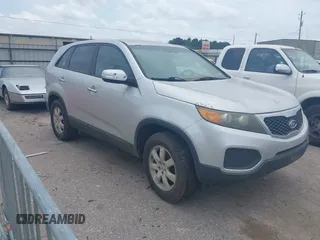 2012 Kia Sorento LX z VIN 5XYKT3A18CG201670, wystawiony jako IAAI lot #42305664 z przebiegiem 192 170 mil mil oraz . Historia ofert i sprzedaży dostępna na DreamBid. Obrazek 1.