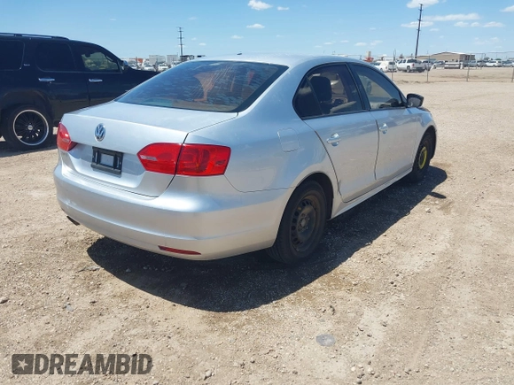 2014 Volkswagen Jetta S z VIN 3VW2K7AJ9EM290131, wystawiony jako IAAI lot #42306644 z przebiegiem 94 013 mil mil oraz . Historia ofert i sprzedaży dostępna na DreamBid. Obrazek 4.