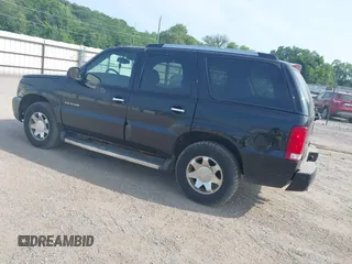 2005 Cadillac Escalade z VIN 1GYEK63N85R238220, wystawiony jako IAAI lot #42498575 z przebiegiem 229 529 mil mil oraz . Historia ofert i sprzedaży dostępna na DreamBid. Obrazek 3.