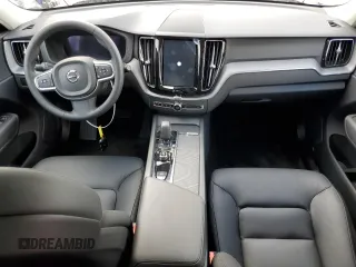 2025 Volvo XC60 Core z VIN YV4M12RJ9S1053702, wystawiony jako Copart lot #51468455 z przebiegiem Nie podano mil oraz Szkoda całkowita • Salvage title. Historia ofert i sprzedaży dostępna na DreamBid. Obrazek 8.
