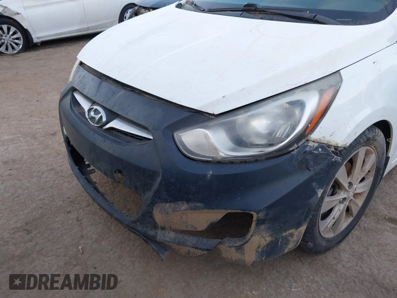 2013 Hyundai Accent SE z VIN KMHCU5AE8DU090226, wystawiony jako IAAI lot #41652307 z przebiegiem 235 459 mil mil oraz . Historia ofert i sprzedaży dostępna na DreamBid. Obrazek 6.