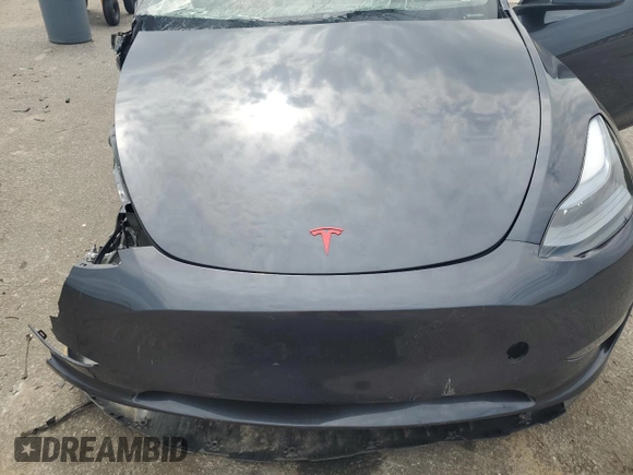 2024 Tesla Model Y z VIN 7SAYGDED4RA331714, wystawiony jako Copart lot #57043915 z przebiegiem Nie podano mil oraz Szkoda całkowita • Salvage title. Historia ofert i sprzedaży dostępna na DreamBid. Obrazek 12.
