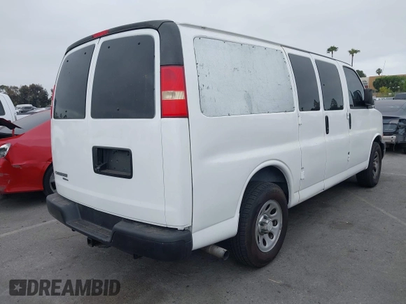 2014 Chevrolet Express Passenger LS z VIN 1GNSGBF43E1184305, wystawiony jako IAAI lot #42537616 z przebiegiem 35 596 mil mil oraz . Historia ofert i sprzedaży dostępna na DreamBid. Obrazek 4.
