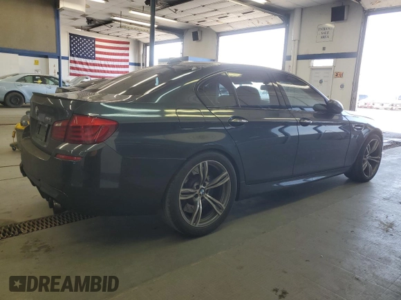 2013 BMW M5 z VIN WBSFV9C54DC773221, wystawiony jako Copart lot #54831865 z przebiegiem 127 949 mil mil oraz Czysty tytuł • Clean title. Historia ofert i sprzedaży dostępna na DreamBid. Obrazek 3.