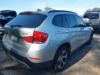 2015 BMW X1 sDrive28i z VIN WBAVM1C58FV318836, wystawiony jako IAAI lot #42185975 z przebiegiem 203 744 mil mil oraz . Historia ofert i sprzedaży dostępna na DreamBid. Obrazek 4.
