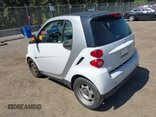 2012 Smart fortwo Pure z VIN WMEEJ3BAXCK563660, wystawiony jako IAAI lot #42165195 z przebiegiem 53 809 mil mil oraz . Historia ofert i sprzedaży dostępna na DreamBid. Obrazek 3.