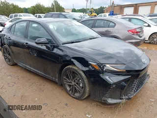 2025 Toyota Camry LE z VIN 4T1DAACK9SU570040, wystawiony jako IAAI lot #42382647 z przebiegiem 3 971 mil mil oraz . Historia ofert i sprzedaży dostępna na DreamBid. Obrazek 1.